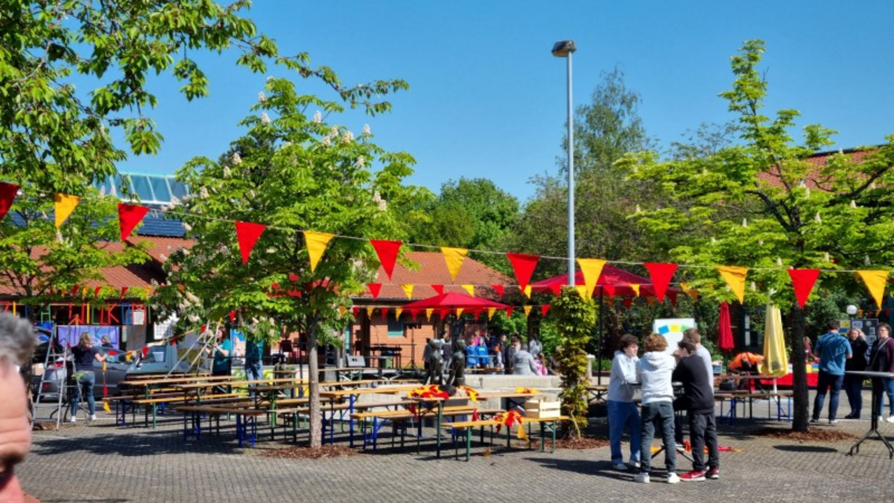 Ansicht Schulhof bei herrlichem Sonnenschein