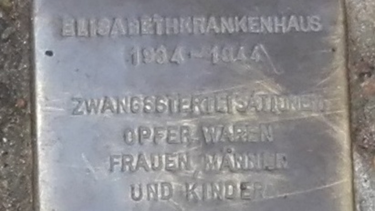 Stolperstein vor Elisabeth-Krankenhaus