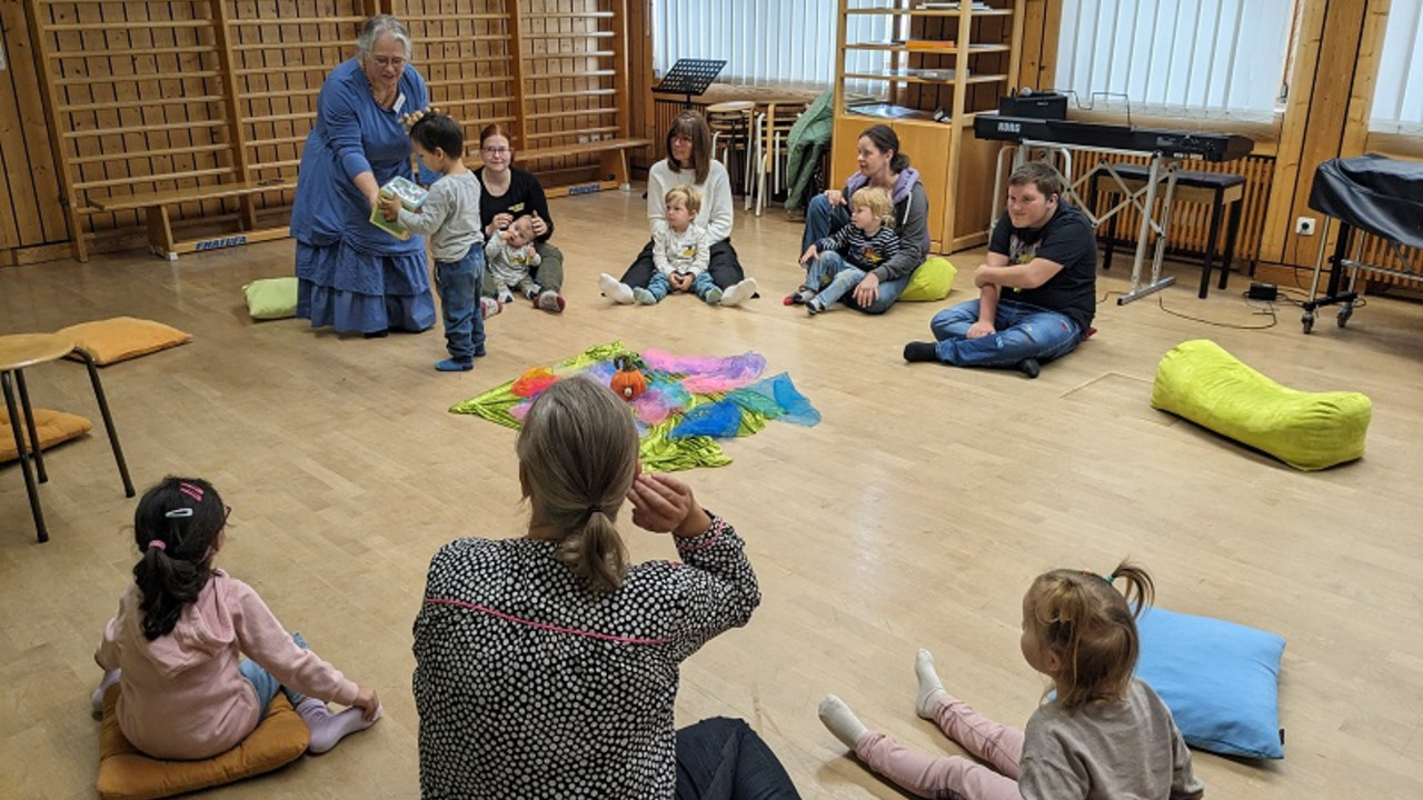 Kinder und Lehrkräfte machen Musik mit allen Sinnen 