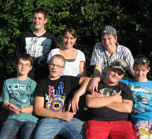 Schüler mit Lehrerin als Gruppenfoto