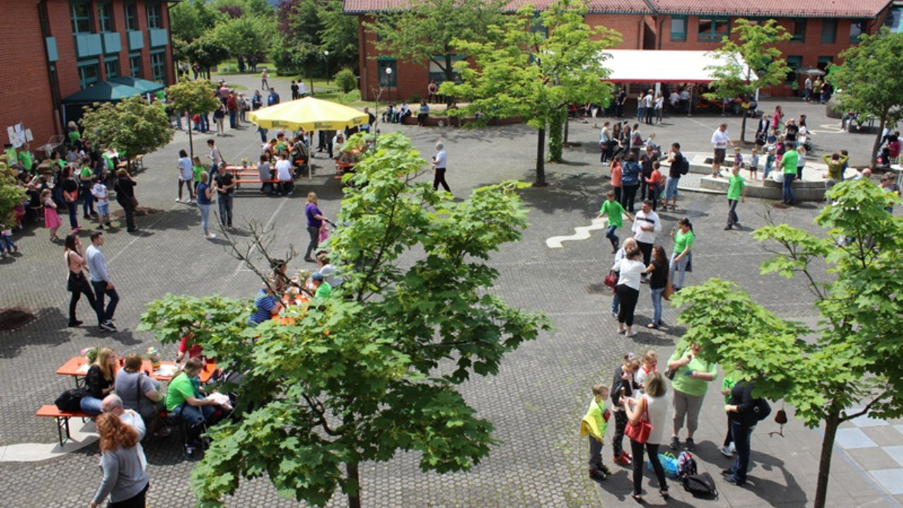 Blick von oben auf den Schulhof beim Sommerfest