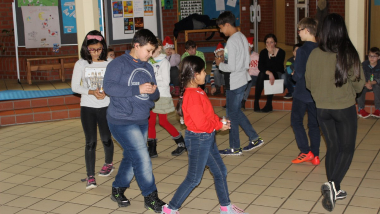 Schülerinnen und Schüler tanzen etwas kleines vor