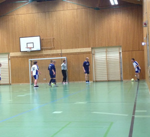 Fußballspieler in der Turnhalle