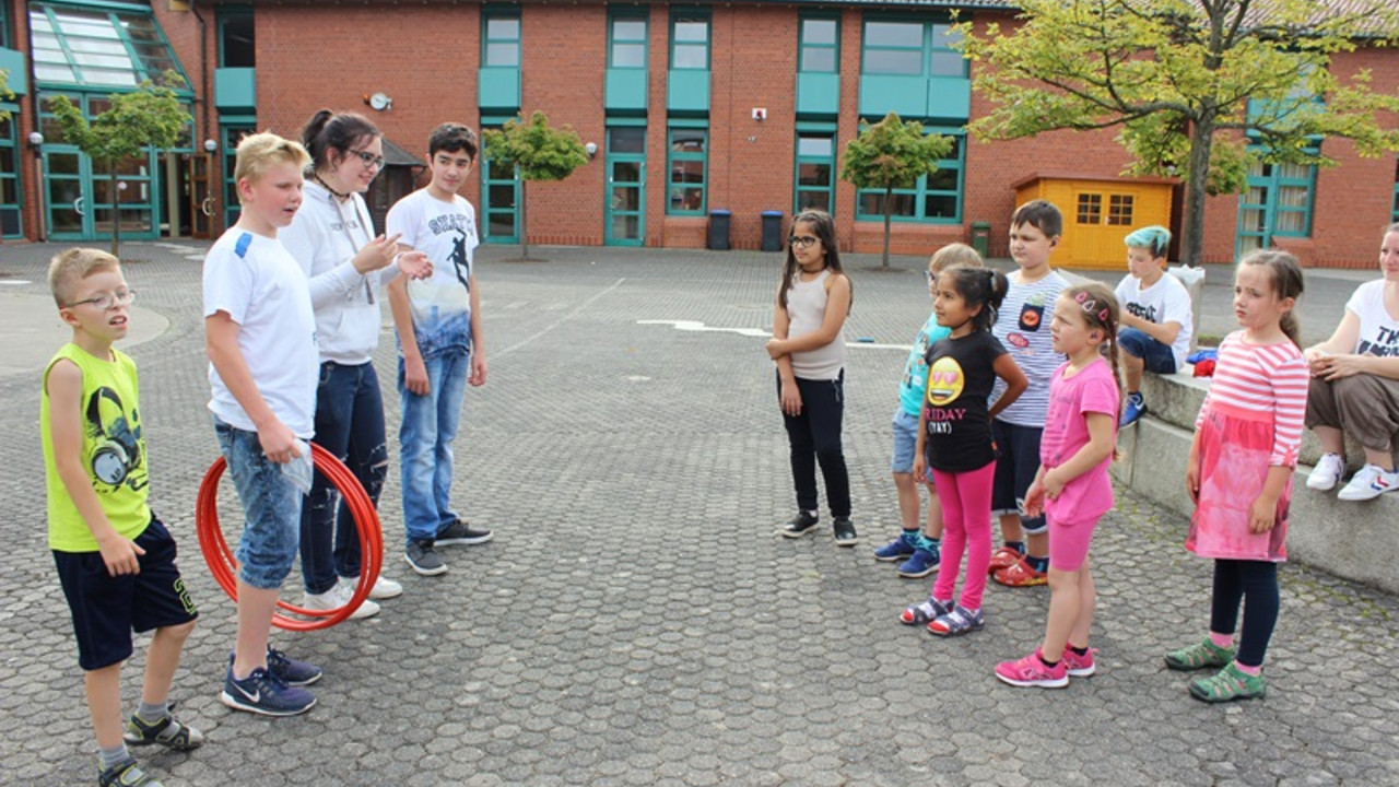 Kinder spielen auf dem Schulhof