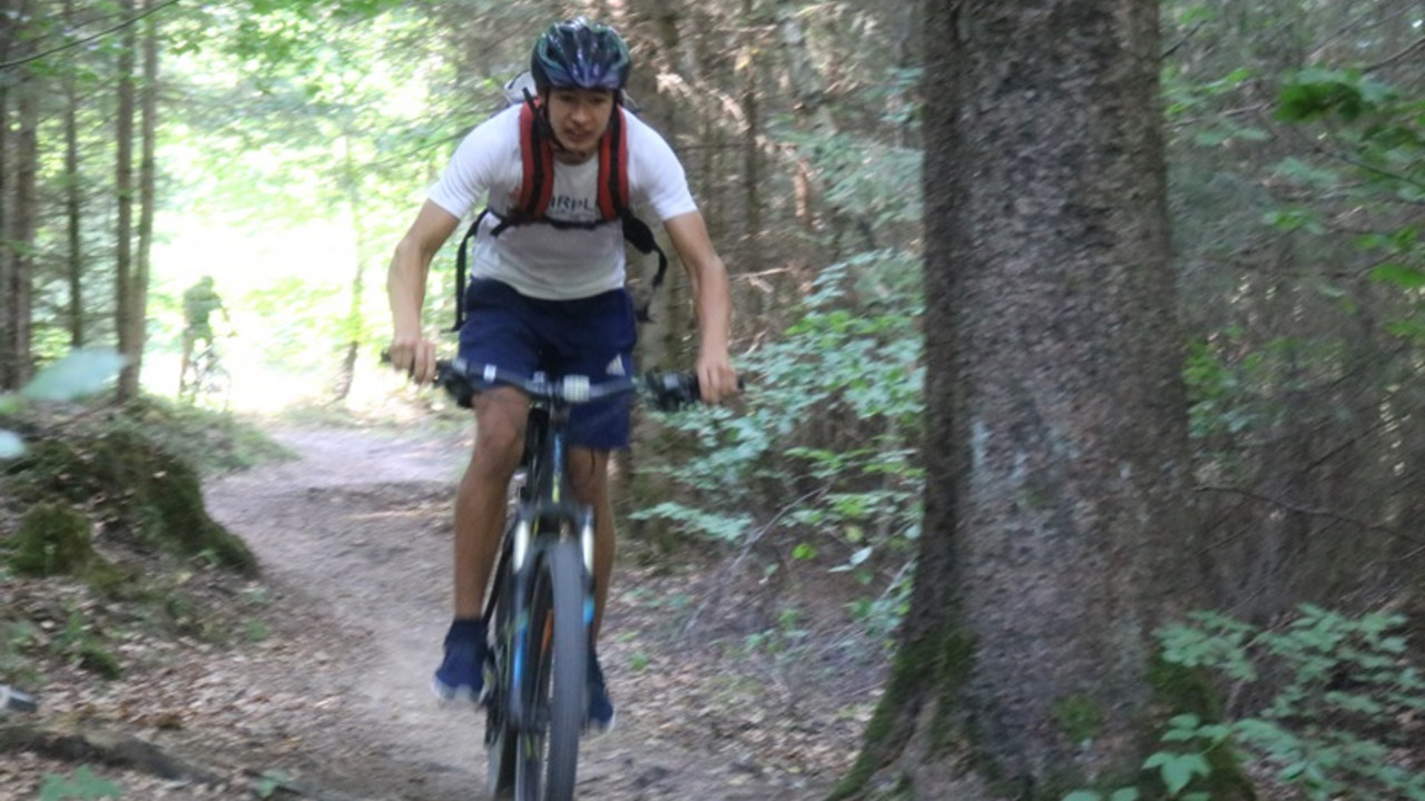 Schüler fährt Mountainbike 