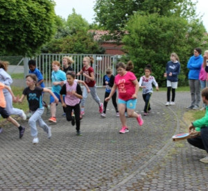 Schüler auf Trampolin