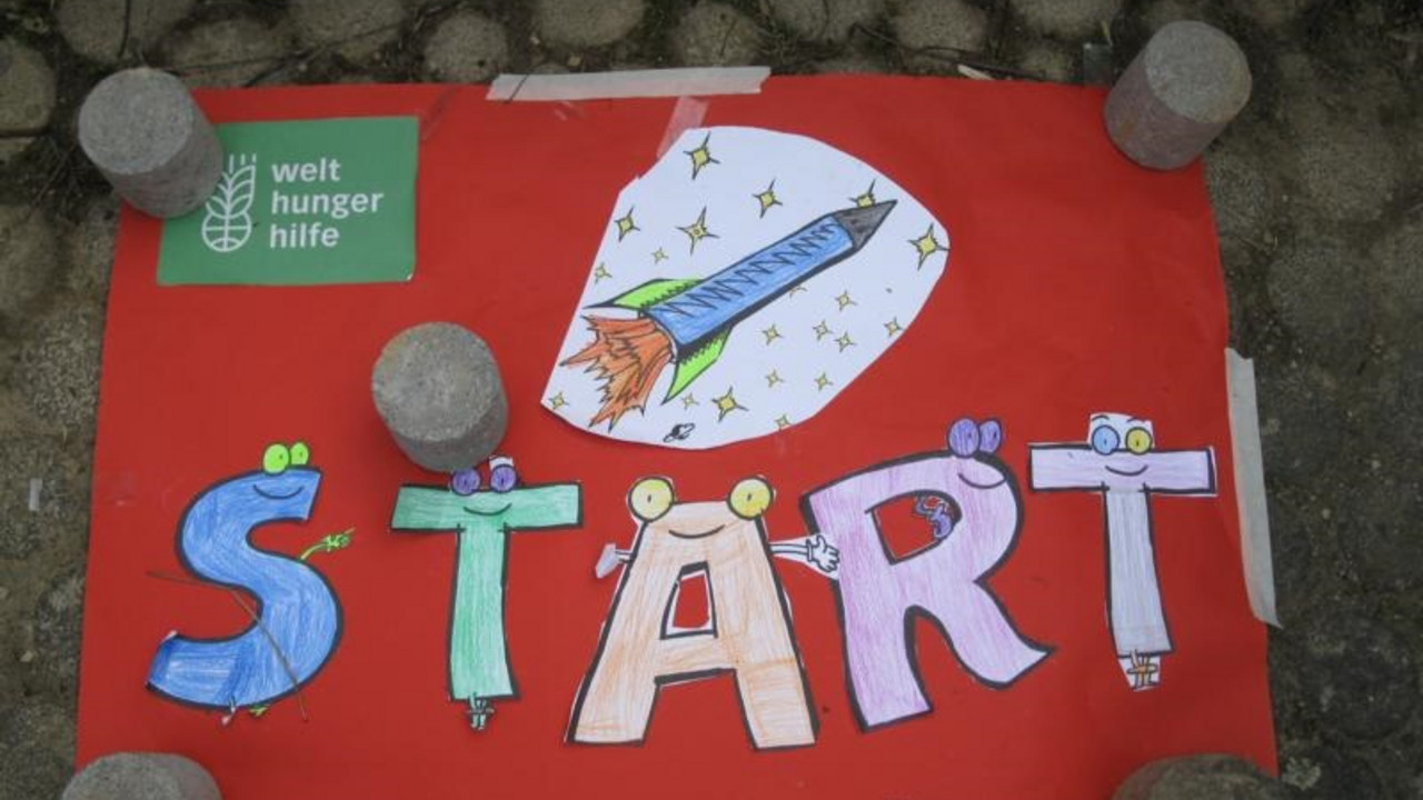 Startplakat auf dem Boden