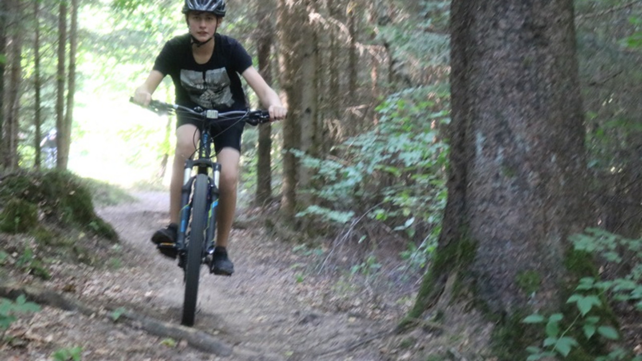 Schüler fährt Mountainbike 