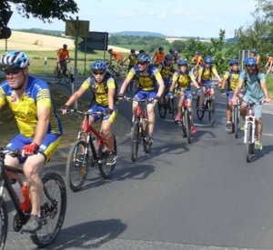 Gruppe mit Rädern auf der Strecke