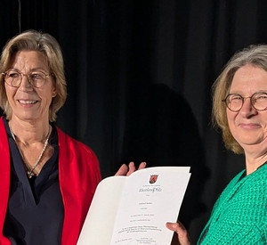 Frau Moog überreicht Frau Sattler die Urkunde für Ihre Arbeit in der WHC