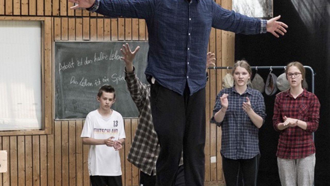 Balanceakt eines Schülers auf dem Gymnastikball. 