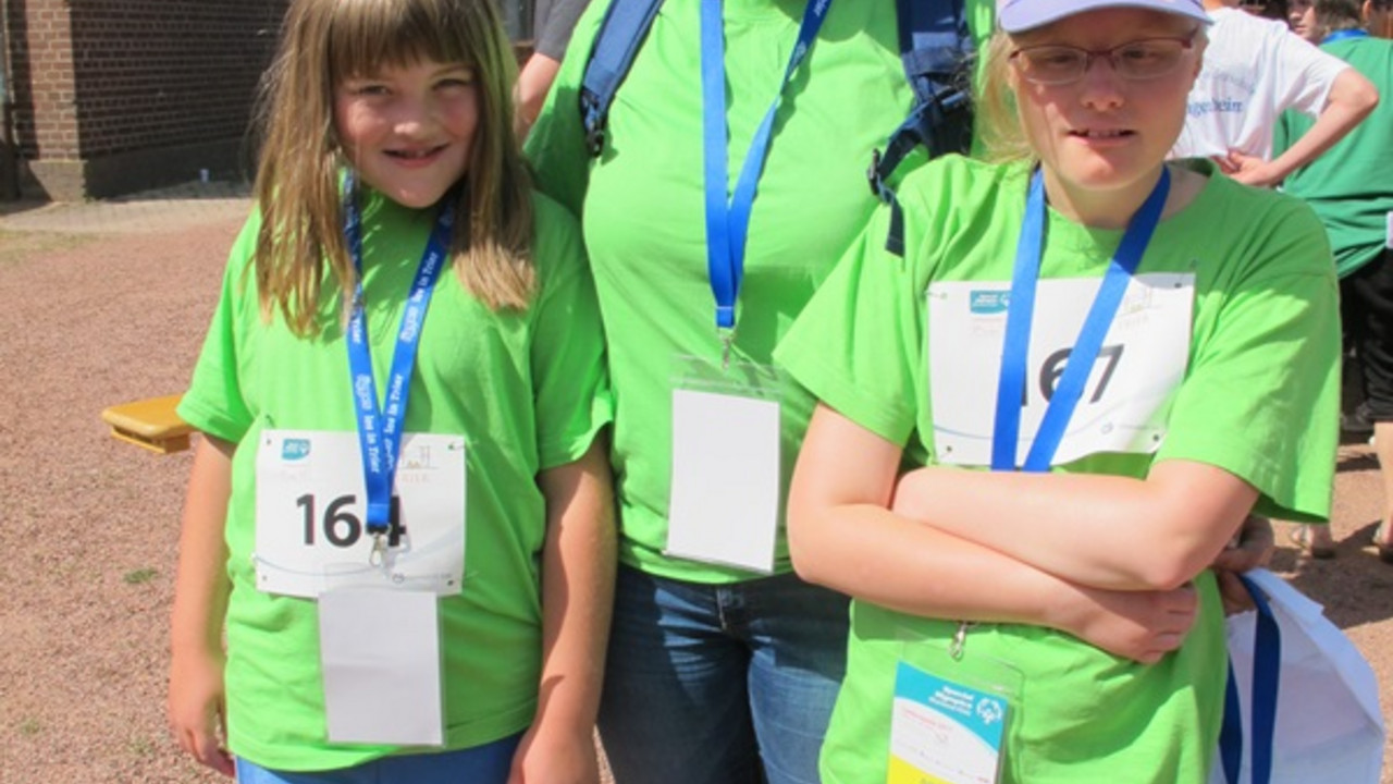 Schüler und Lehrkaft im Moselstadion