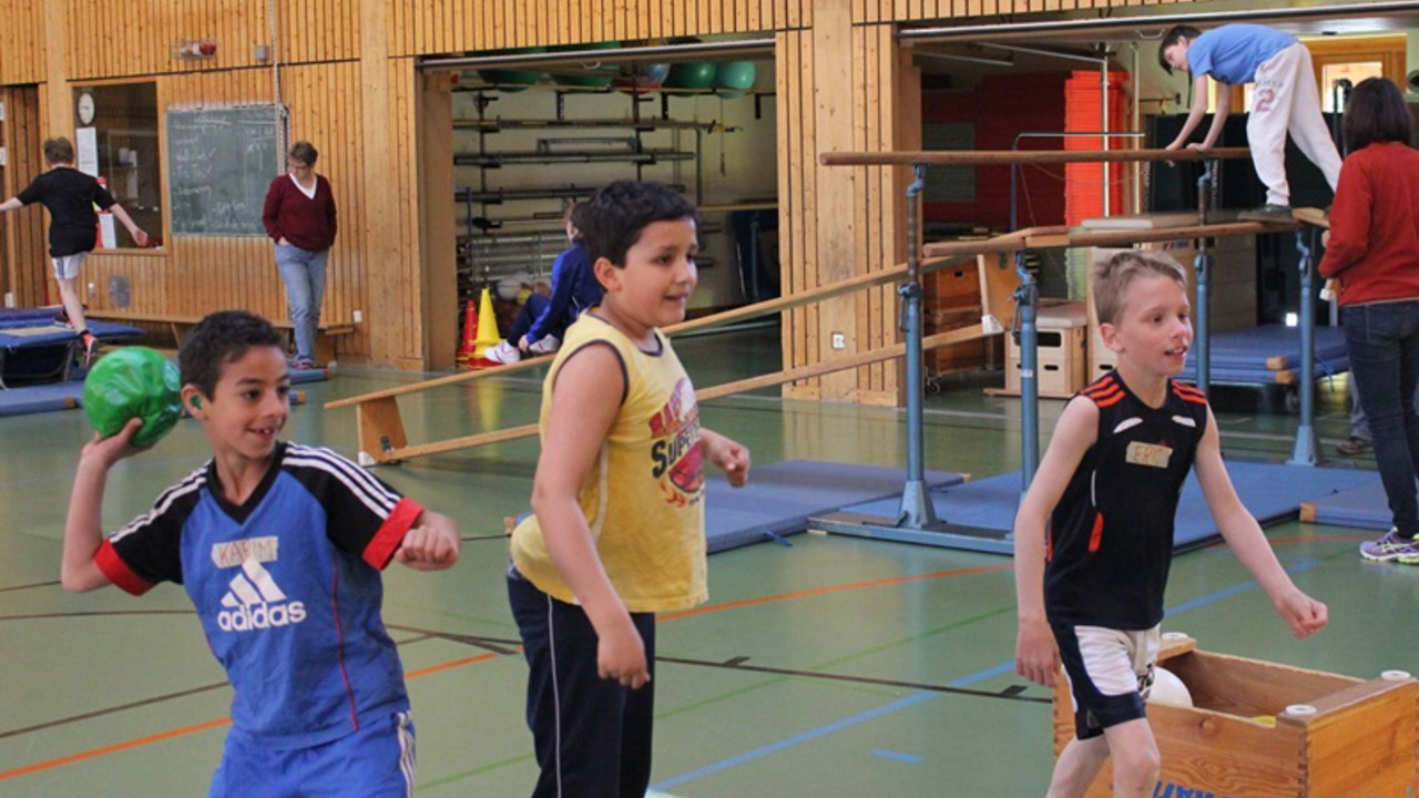 Sportübungen in der Turnhalle