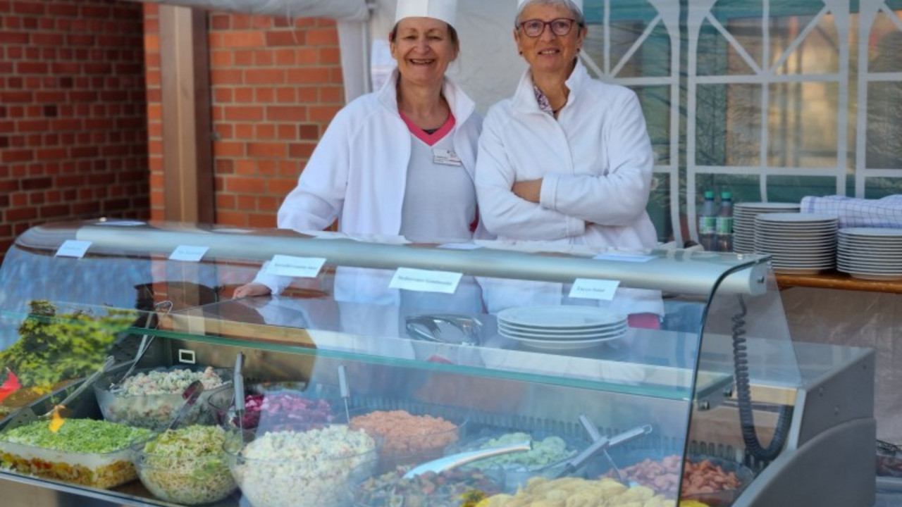 2 Frauen verkaufen Salat an der Salatbr