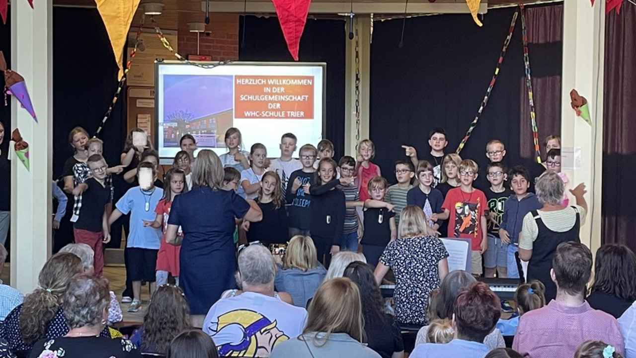 Der Unterstufenchor singt auf der Bühne im Foyer