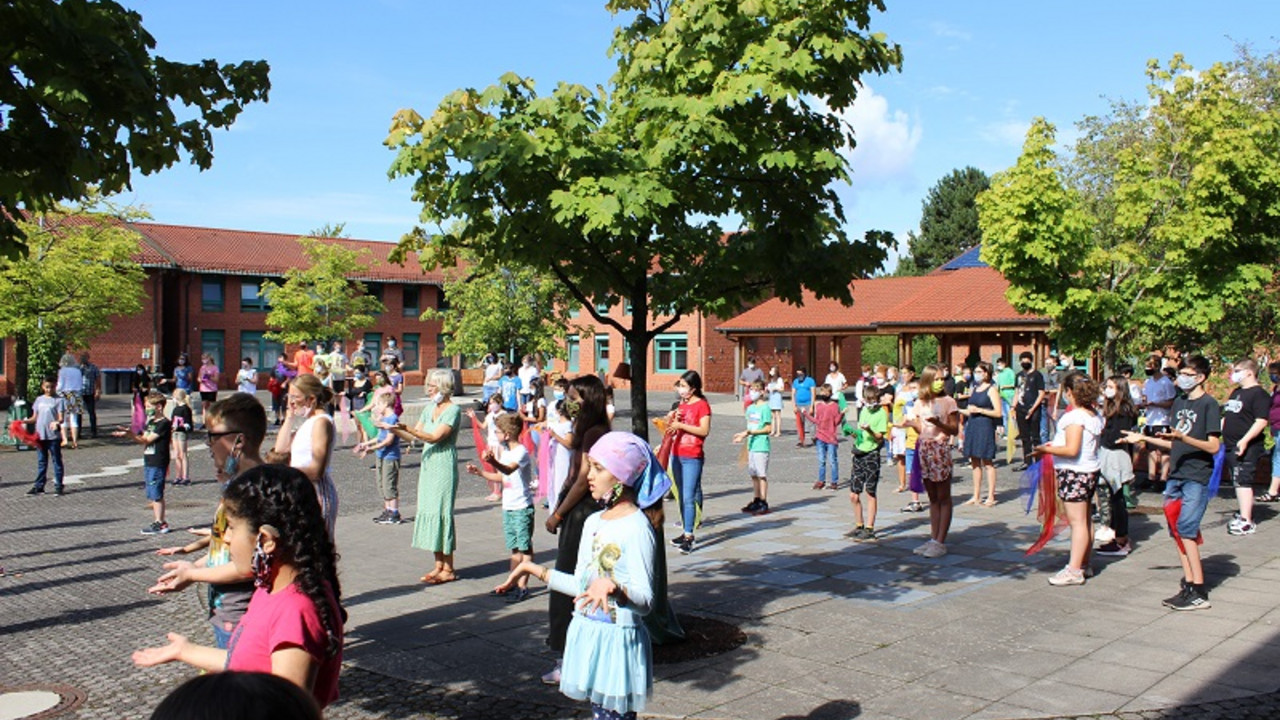 Begrüßungslied auf dem Schulhof