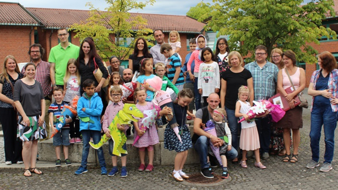 Gruppenbild der Neuen mit Eltern und Lehrkräften