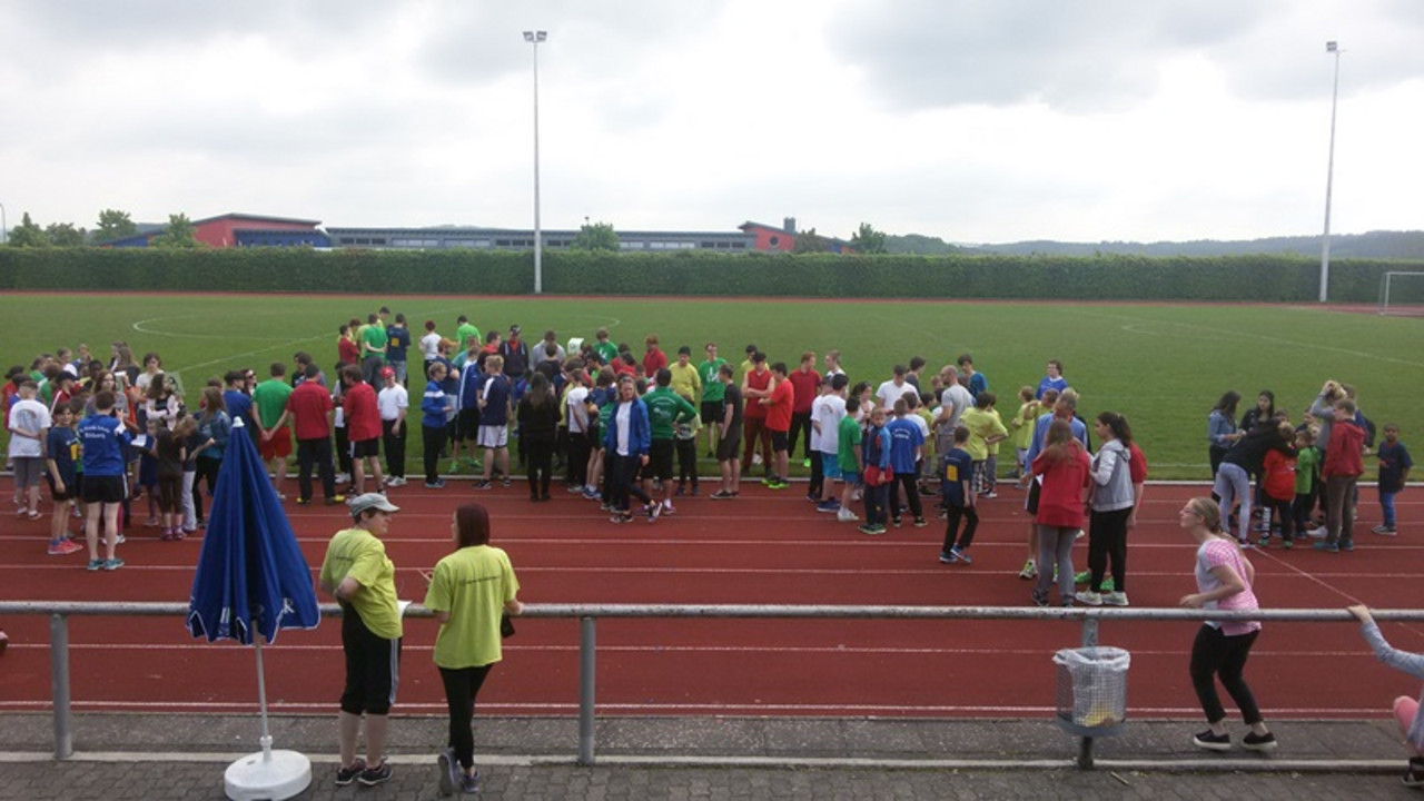 Blick auf die Teilnehmer des Sportfestes