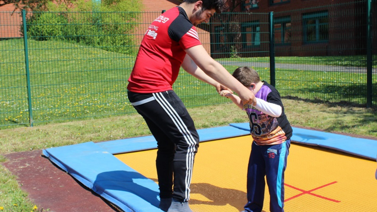 Kinder auf Trampolin