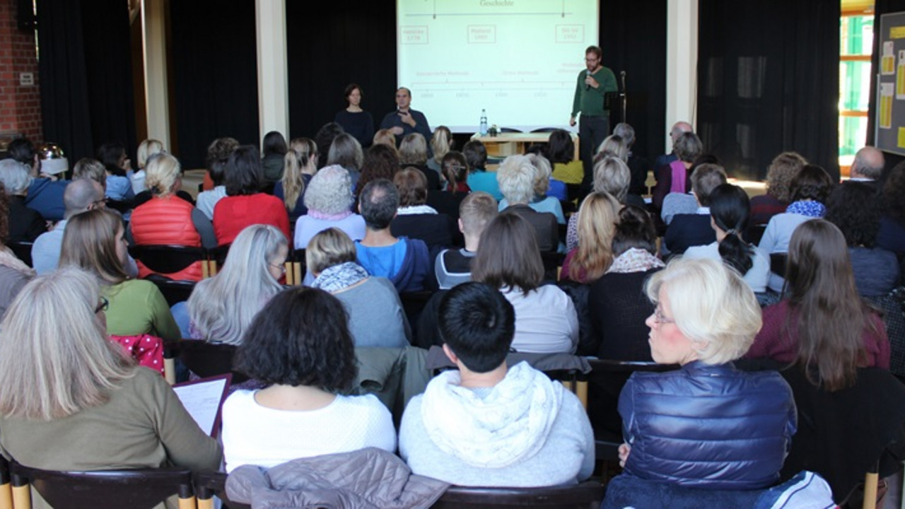 Prof. Dr. Hennies referiert im Foyer der Schule vor Publikum