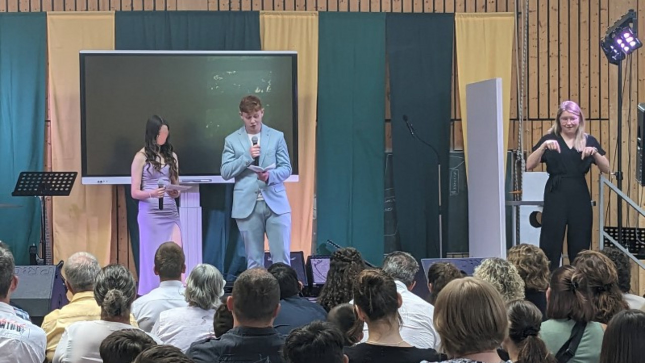 2 Schüler*innen führen durchs Programm auf der Bühne