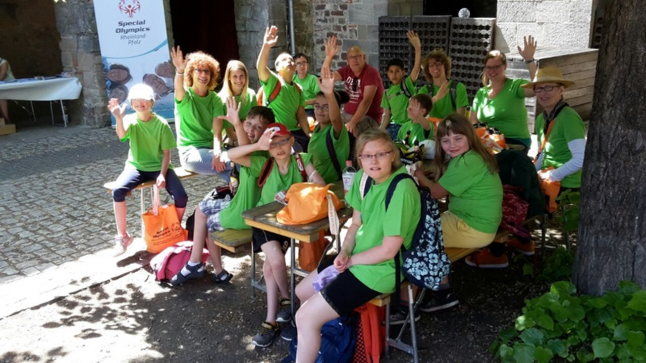 Kinder während Pause im Schatten