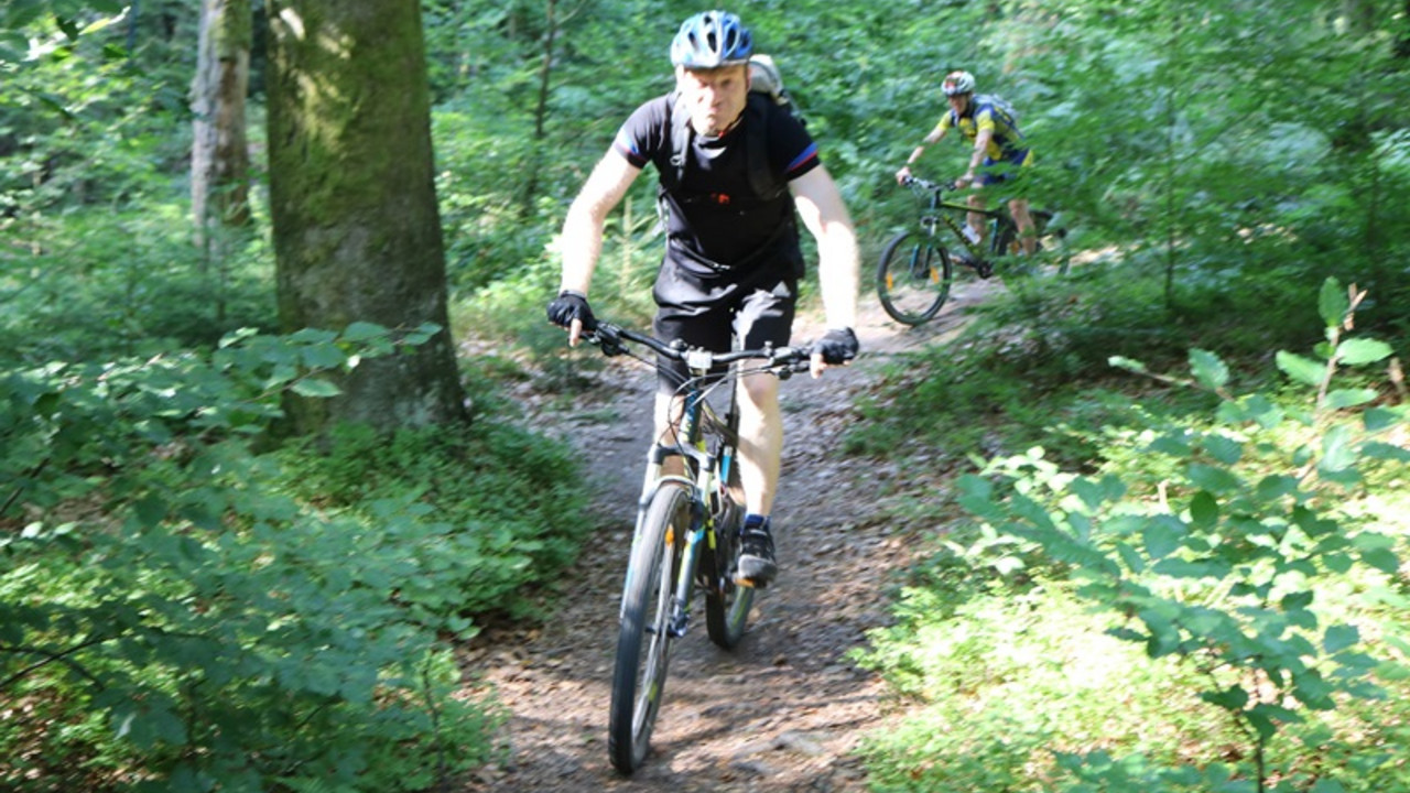 Herr Kalvas fährt Mountainbike 