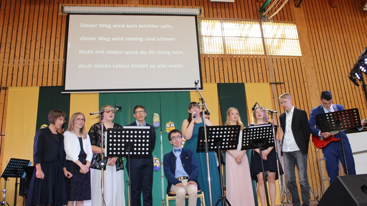 Schüler stehen auf der Bühne und singen 