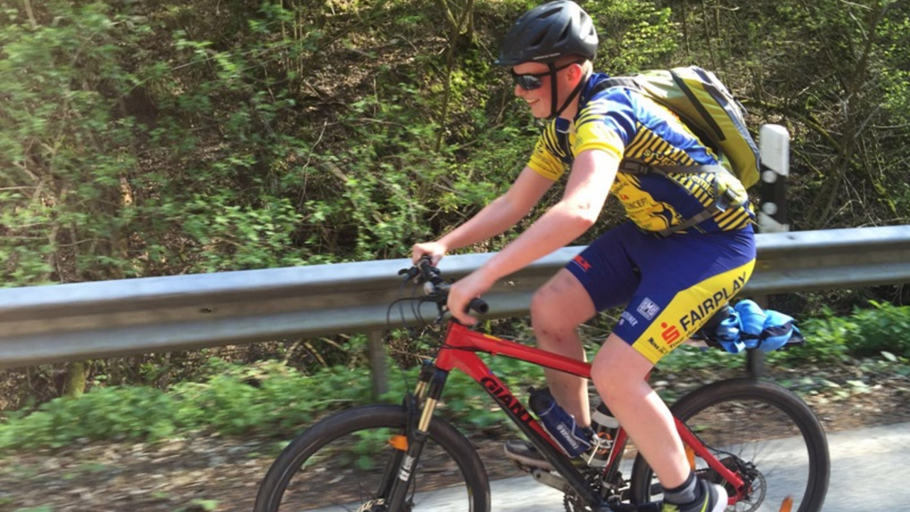 Schüler auf Mountainbike während Fahrt