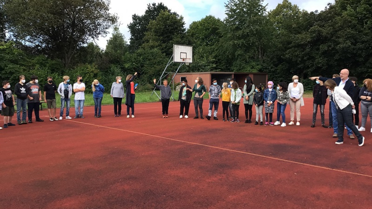 Begrüßung durch die Schulgemeinschaft auf dem Sportfeld