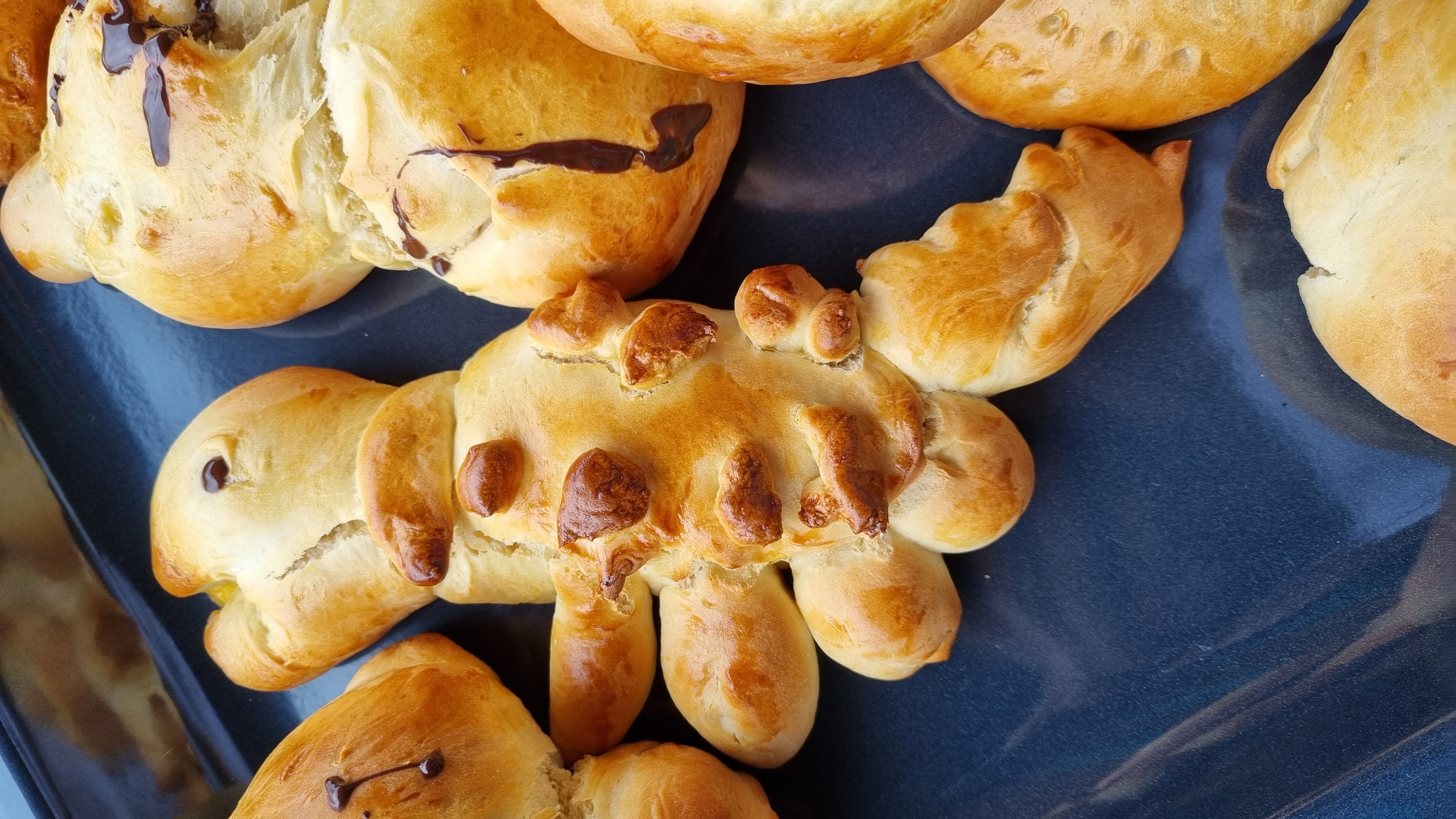 Verschiedene Drachen mit Hefeteig gebacken